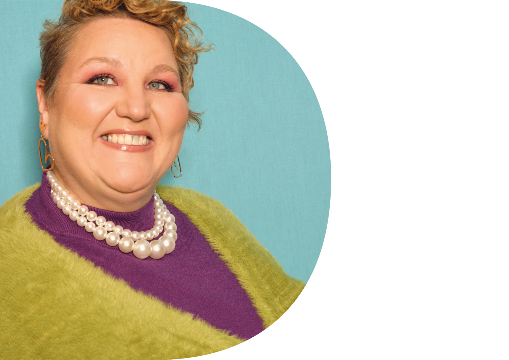 Frau mit kurzen hellen Haaren und Kette